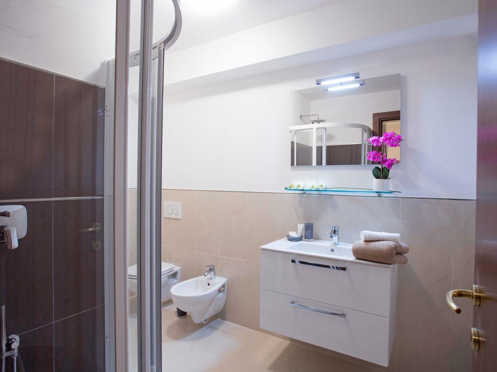 Vakantiehuis Ossuccio Grande C With Pool Sleeps 12 By Italian *